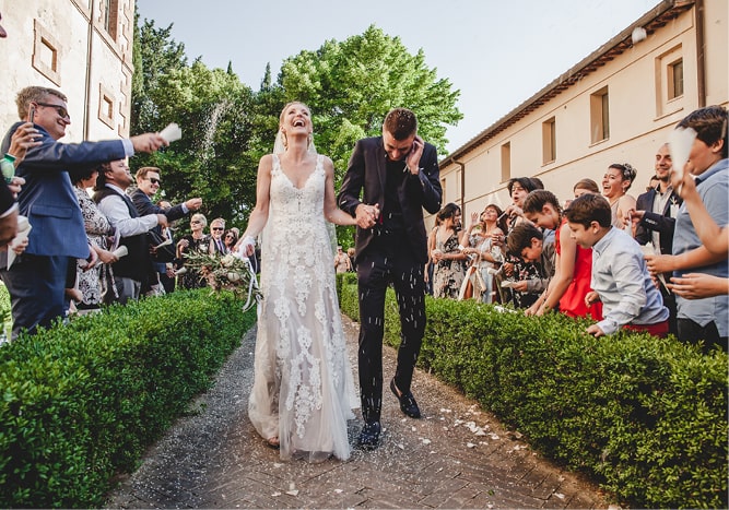 Matrimonio Cantina Argiano | Uscita dalla chiesa e lancio del riso